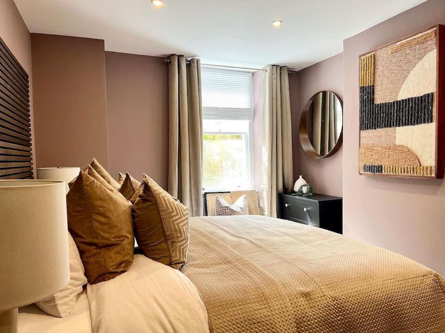 Fabulous Large Apartment In Great Location Bath Exterior photo