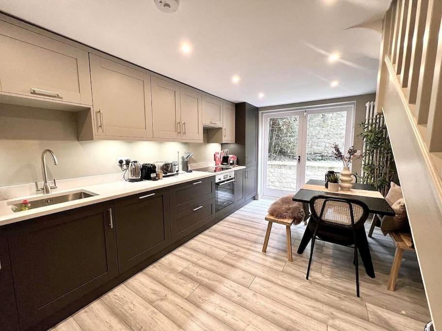 Fabulous Large Apartment In Great Location Bath Exterior photo